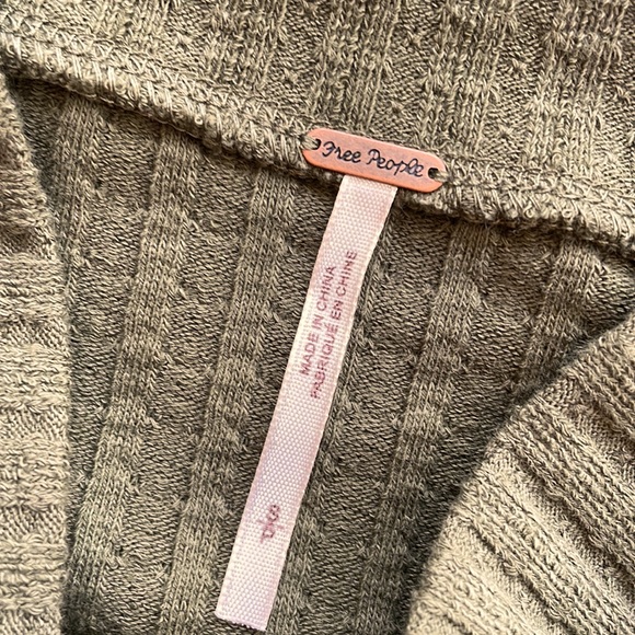 Wow! FREE PEOPLE pullover sweater with stunning colorful cuffs - Picture 4 of 5